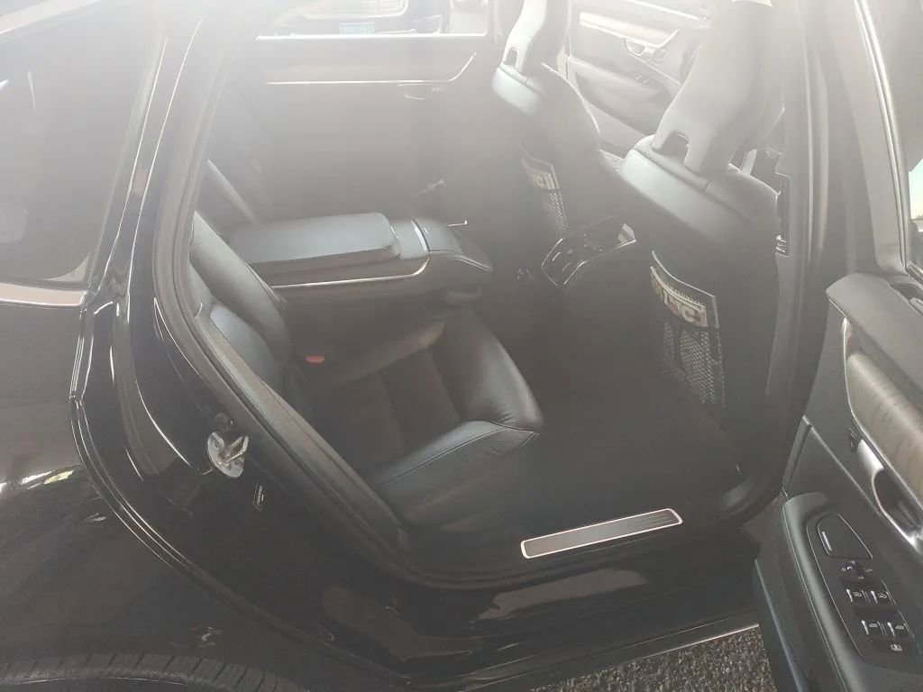 Used 2023 Volvo S90 B6 Plus image 10