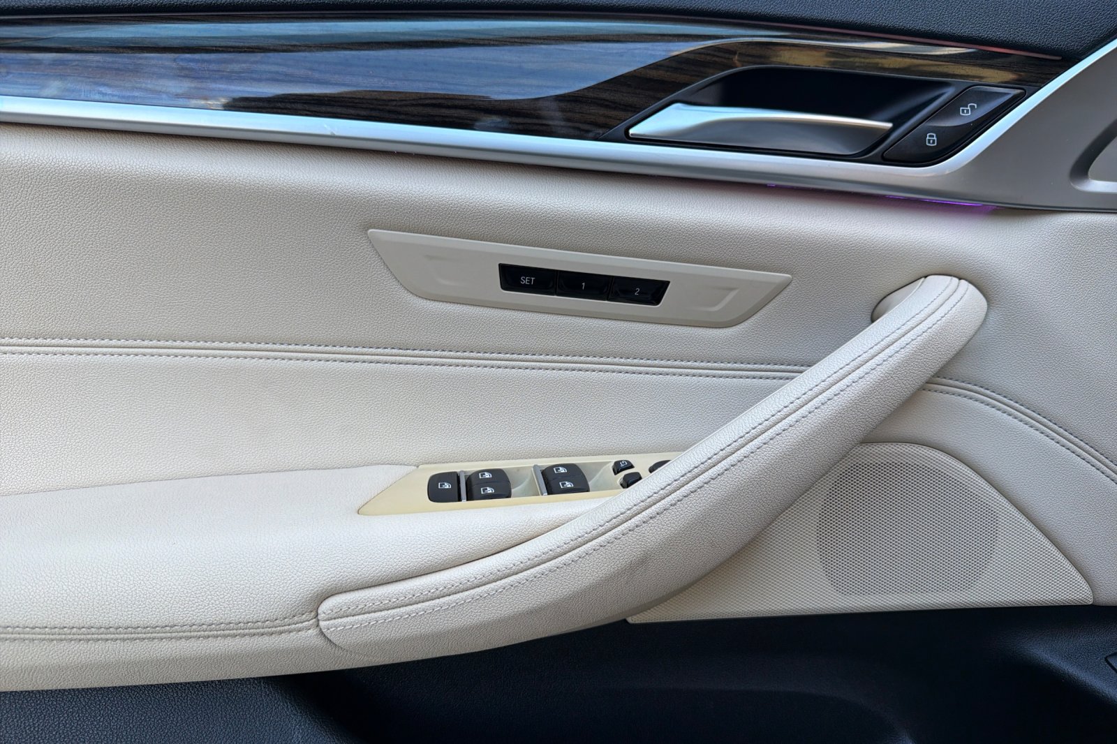 Used 2020 BMW 530e w/ Premium Package RWD image 11