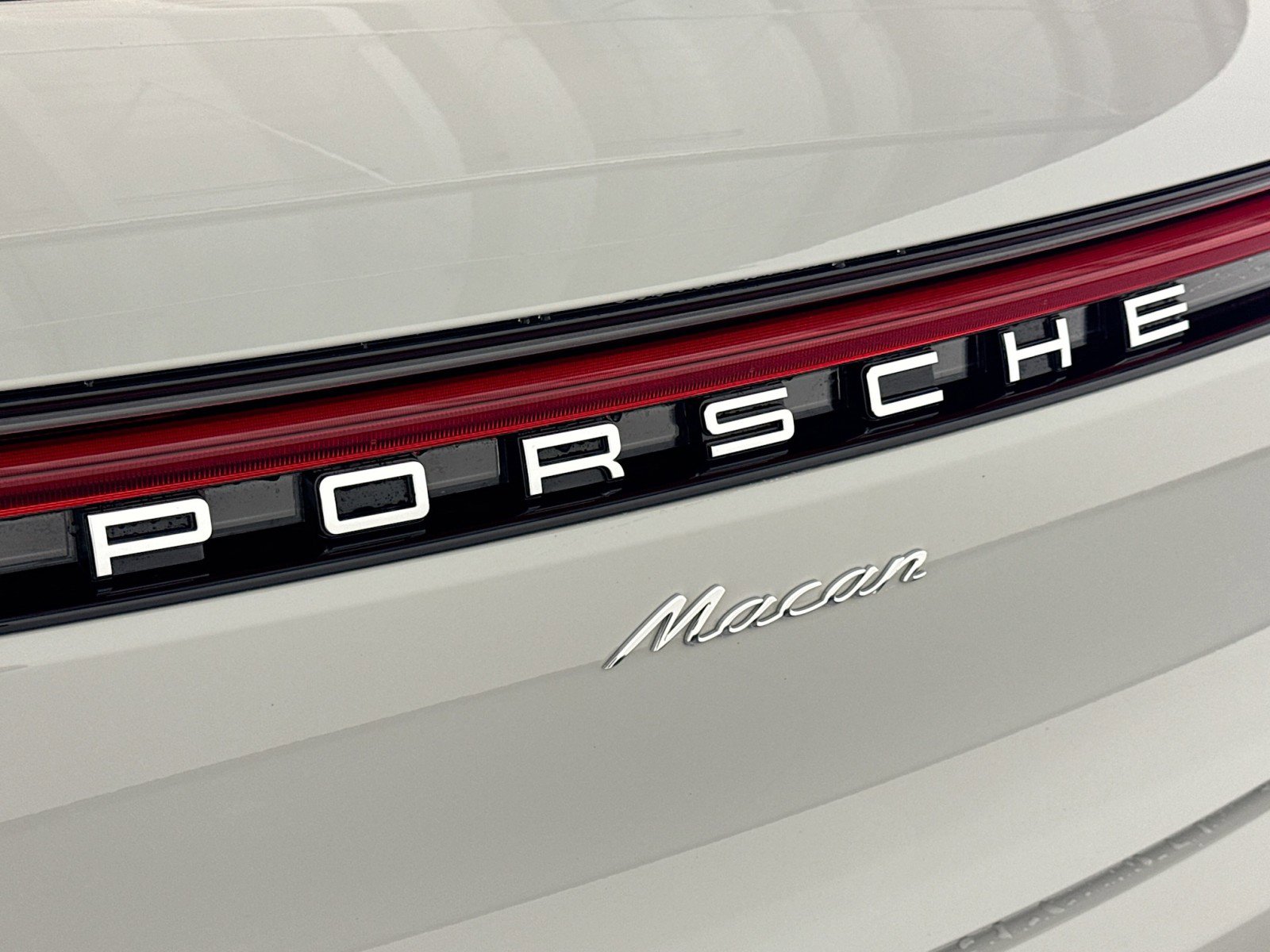 Certified 2025 Porsche Macan AWD/4WD image 26