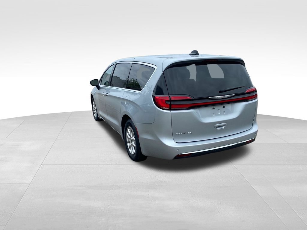 Used 2023 Chrysler Pacifica Touring-L FWD image 3