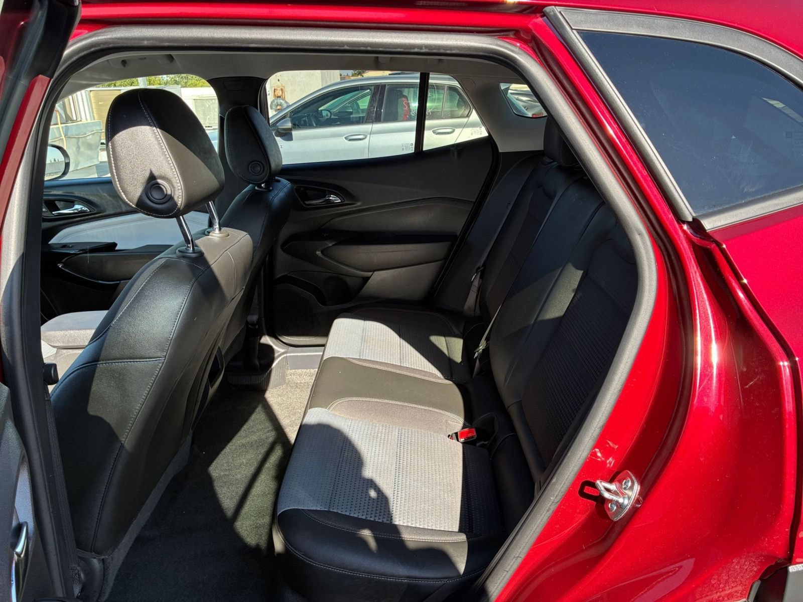 Used 2025 Chevrolet Trax LT w/ LT Convenience Package FWD image 20