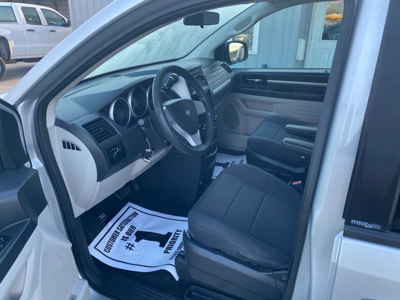 Used 2010 Dodge Grand Caravan SE FWD image 9