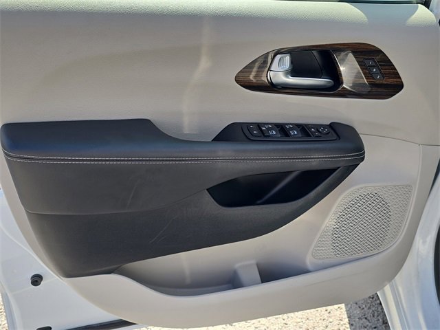 Used 2024 Chrysler Pacifica Limited image 22