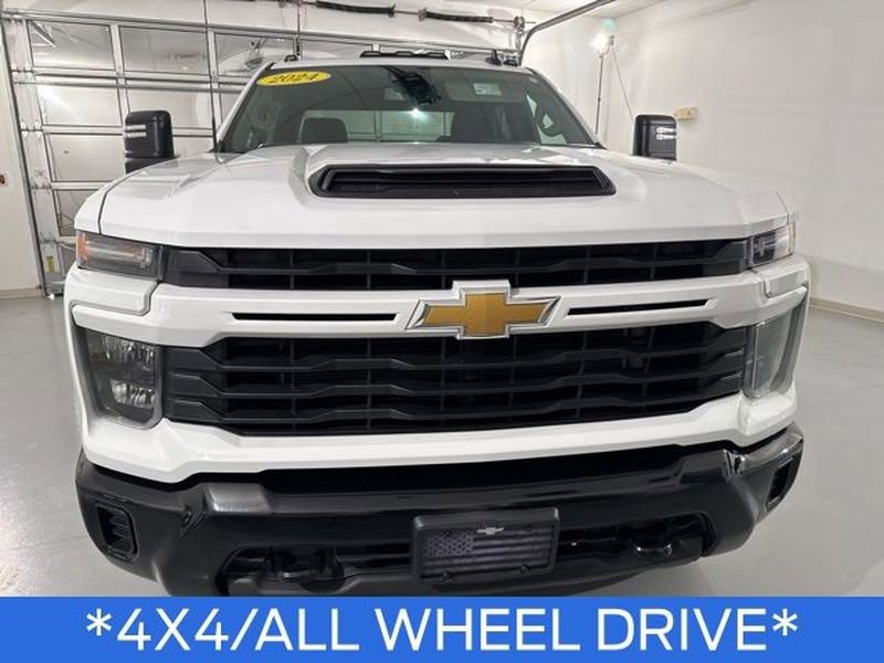 Used 2024 Chevrolet Silverado 2500 Custom w/ Custom Value Package image 3