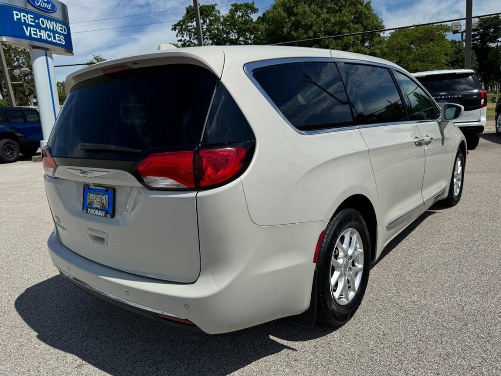 Used 2020 Chrysler Pacifica Touring w/ Cold Weather Group FWD image 3