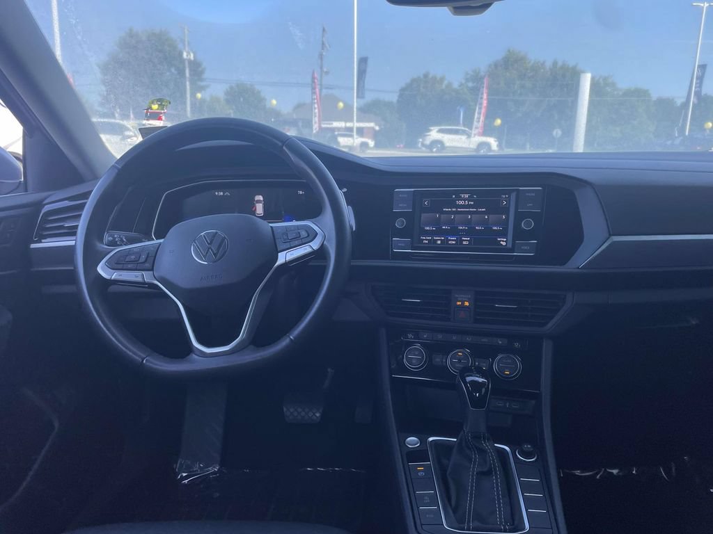 Used 2024 Volkswagen Jetta SE FWD image 16