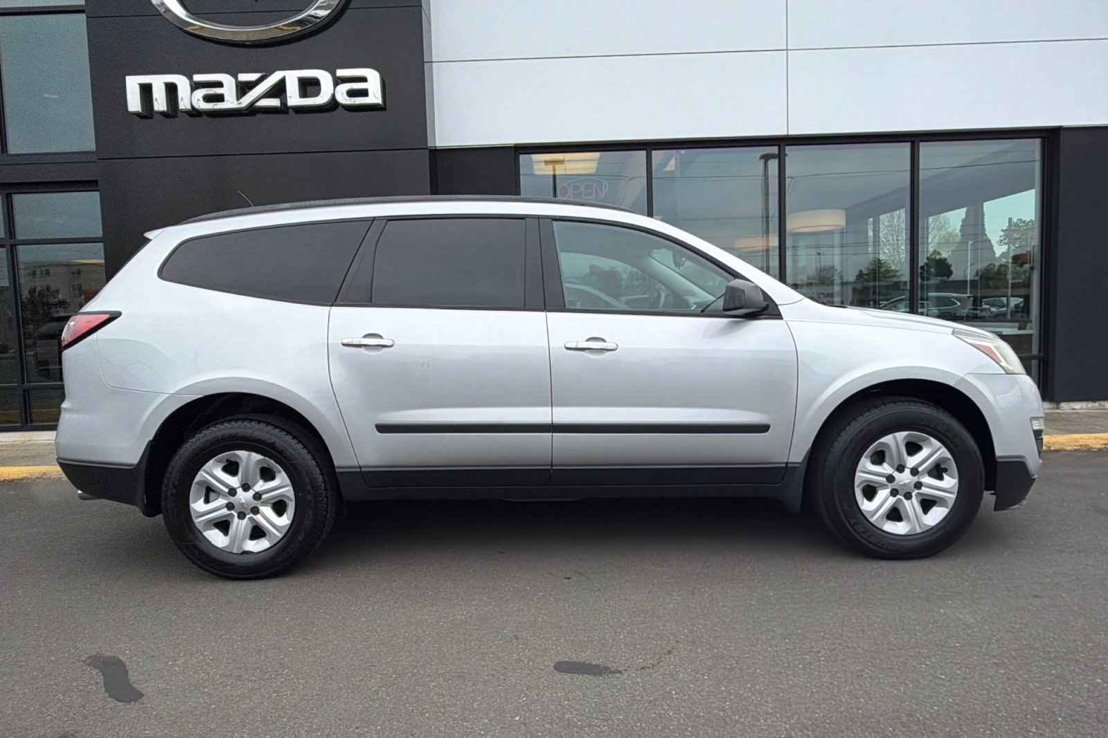 Used 2015 Chevrolet Traverse LS FWD image 3