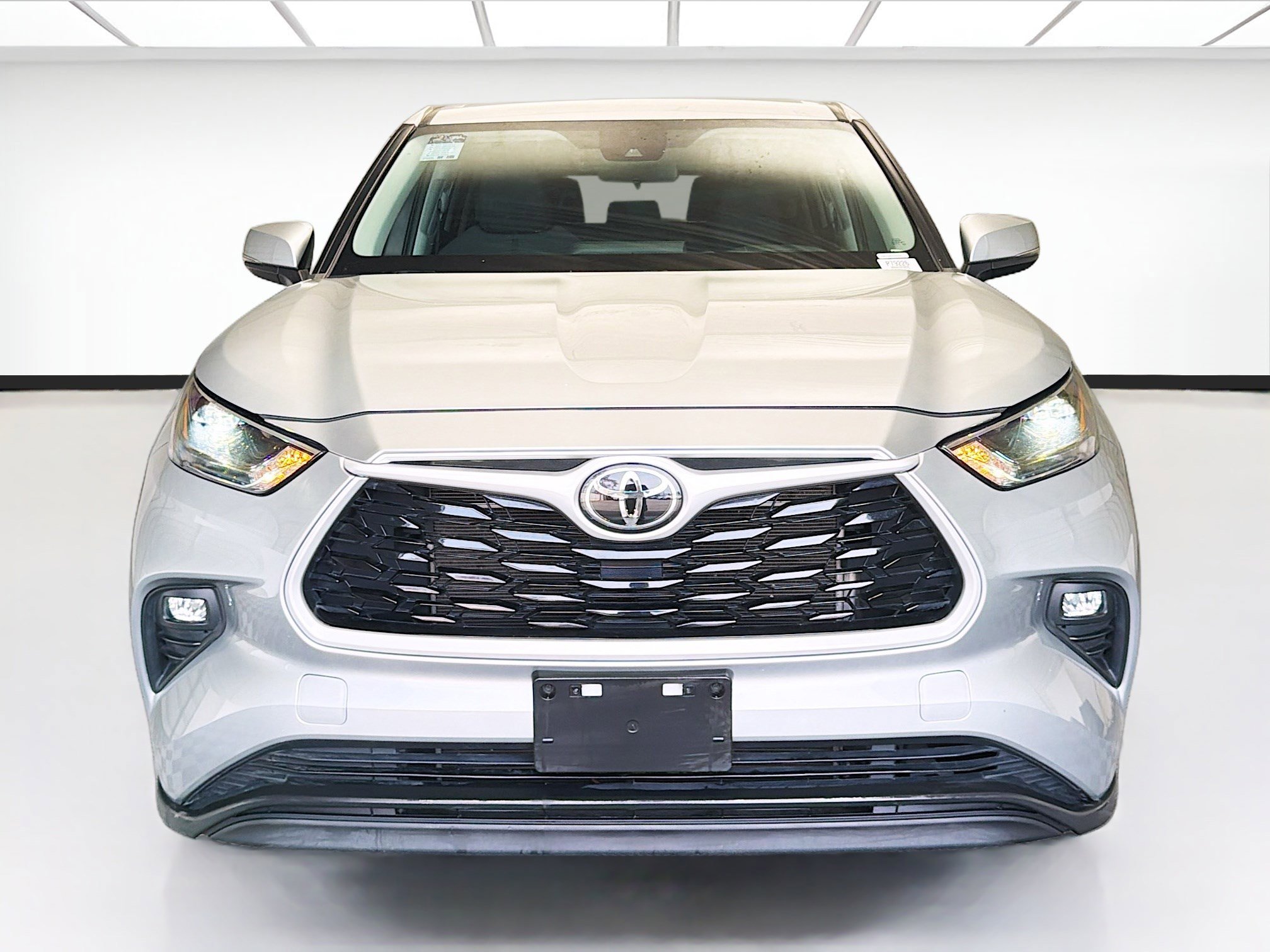 Used 2023 Toyota Highlander LE FWD image 2