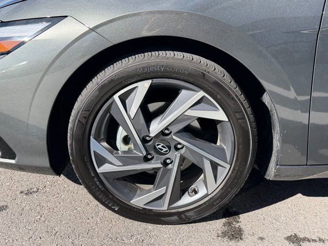 Used 2025 Hyundai Elantra Limited image 4