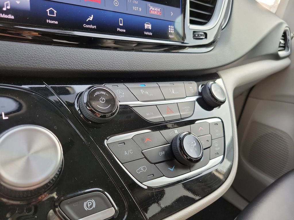 Used 2024 Chrysler Pacifica Touring-L image 33