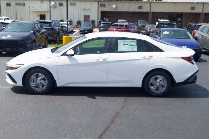 New 2026 Hyundai Elantra SE FWD image 8