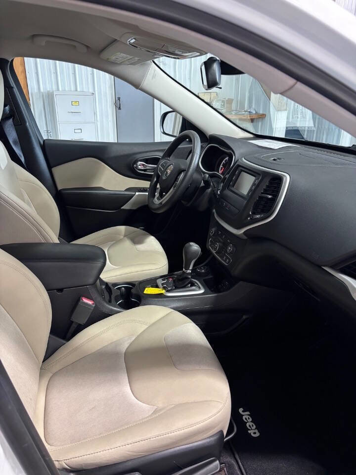 Used 2017 Jeep Cherokee Sport w/ Safety Group AWD/4WD image 5