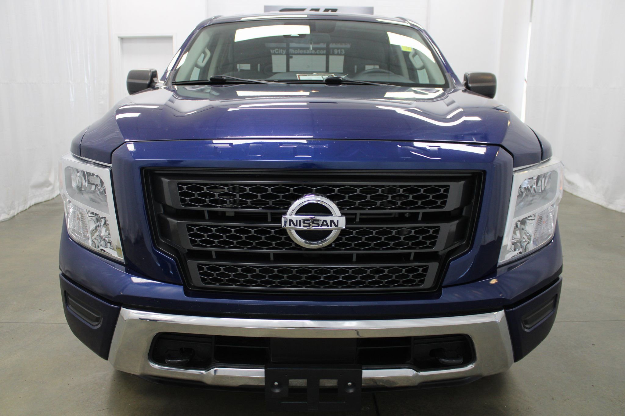 Used 2022 Nissan Titan SV image 3