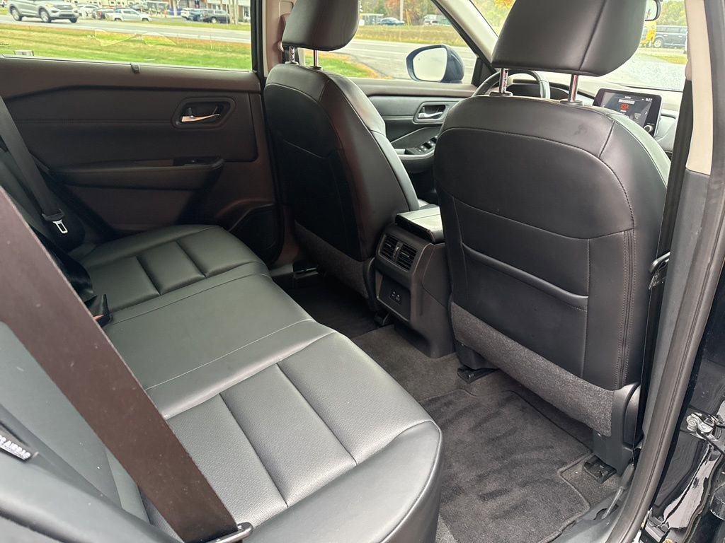 Used 2023 Nissan Rogue SV w/ SV Premium B Package image 15