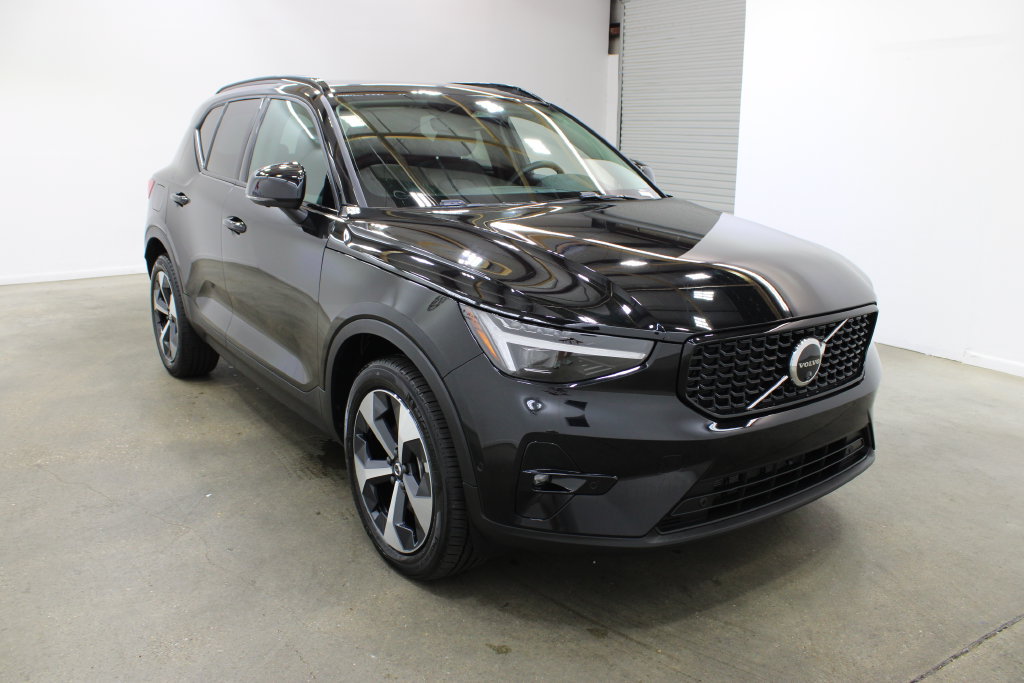 Certified 2026 Volvo XC40 B5 Plus AWD/4WD image 6