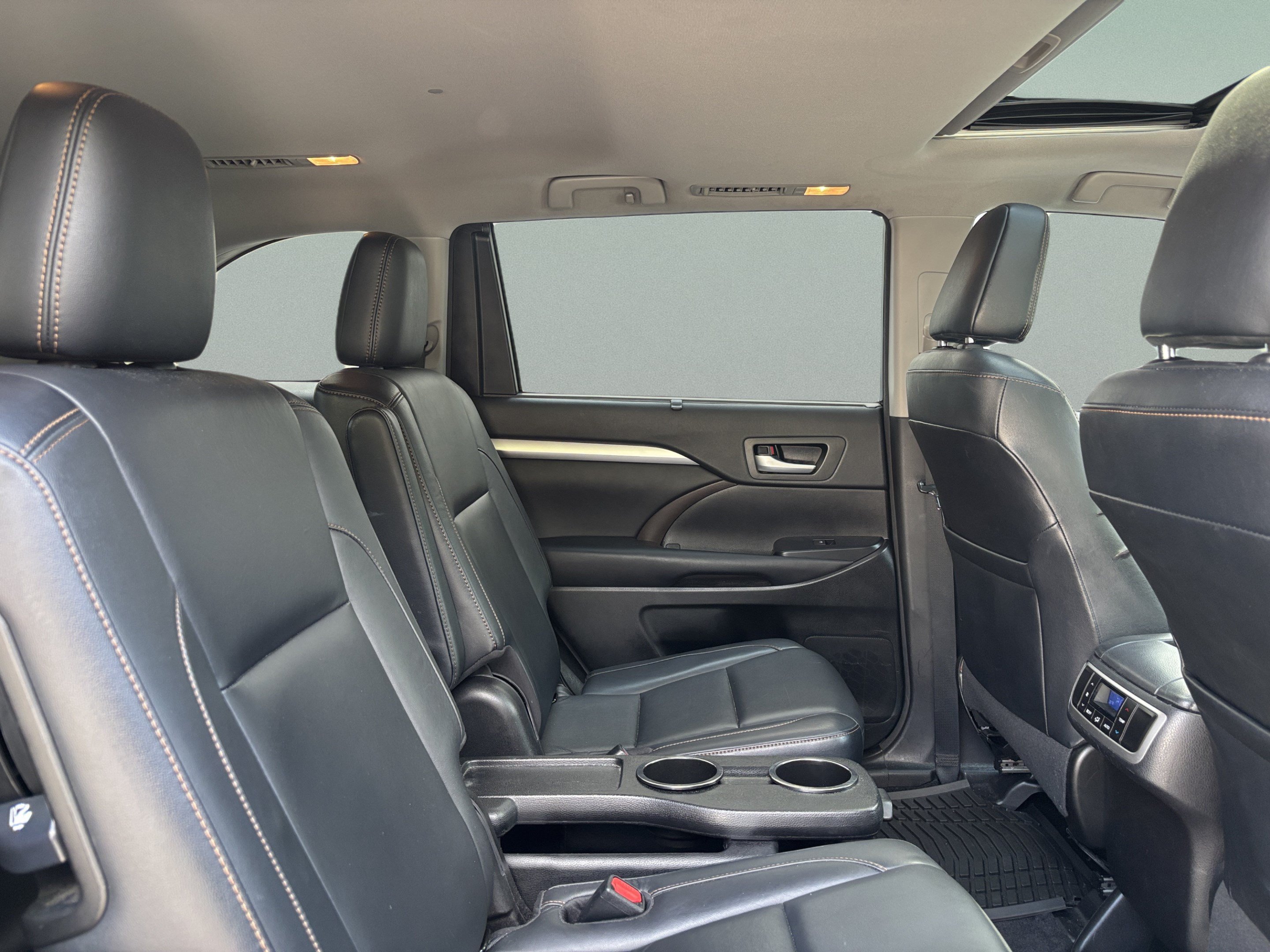 Used 2017 Toyota Highlander XLE FWD image 26