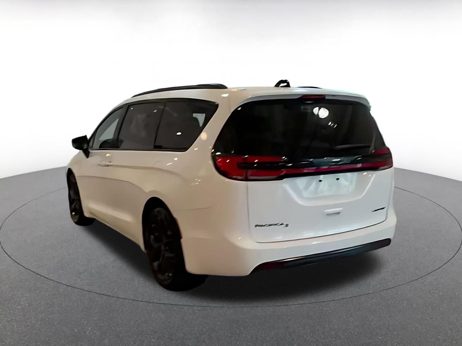 Used 2025 Chrysler Pacifica Limited FWD image 10