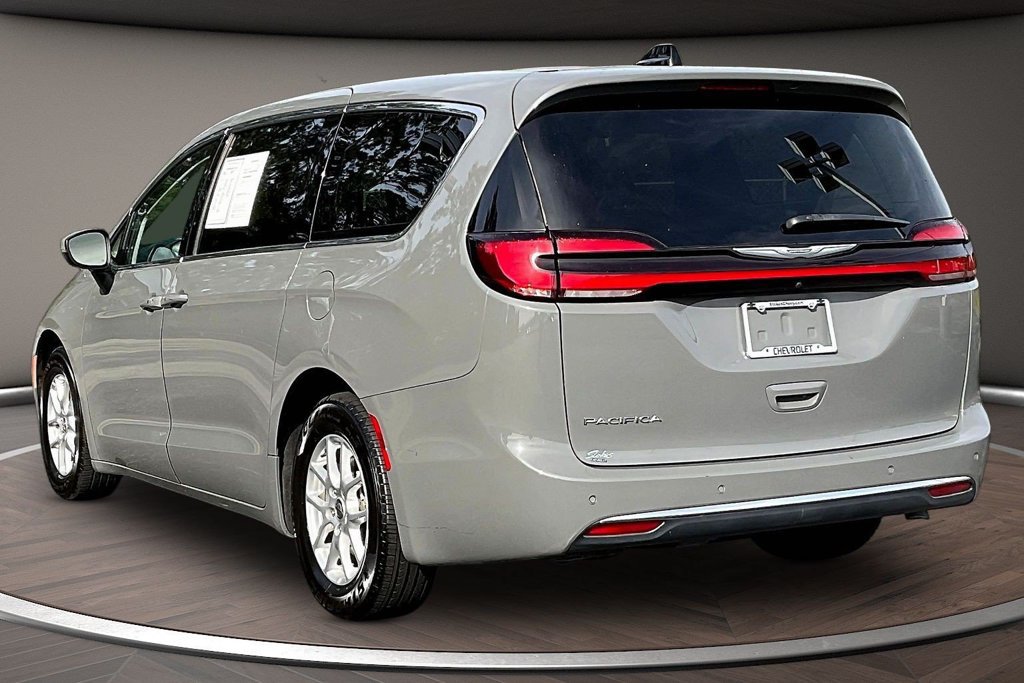 Used 2023 Chrysler Pacifica Touring-L FWD image 4