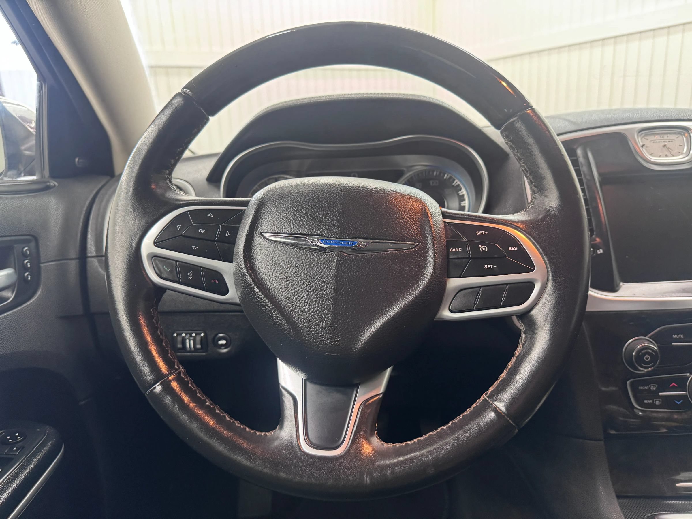 Used 2019 Chrysler 300 Limited AWD/4WD image 18