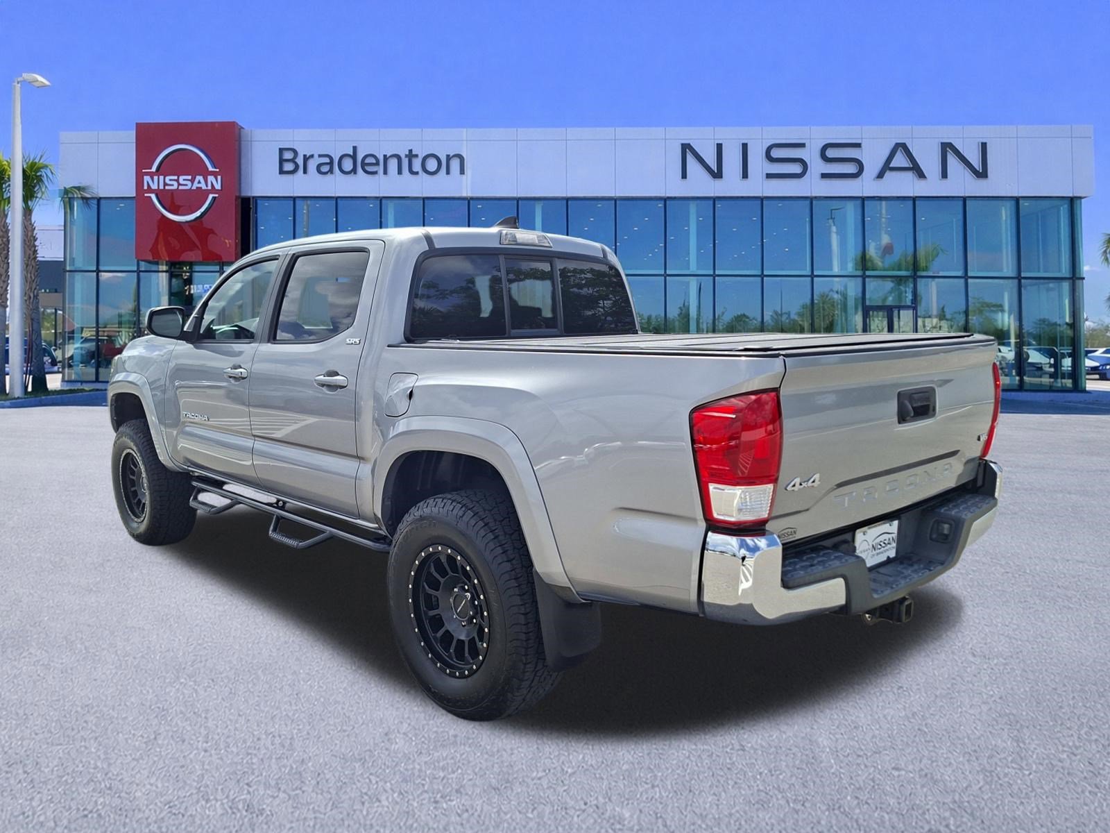 Used 2016 Toyota Tacoma SR5 w/ SR5 Appearance Package (SN) image 7