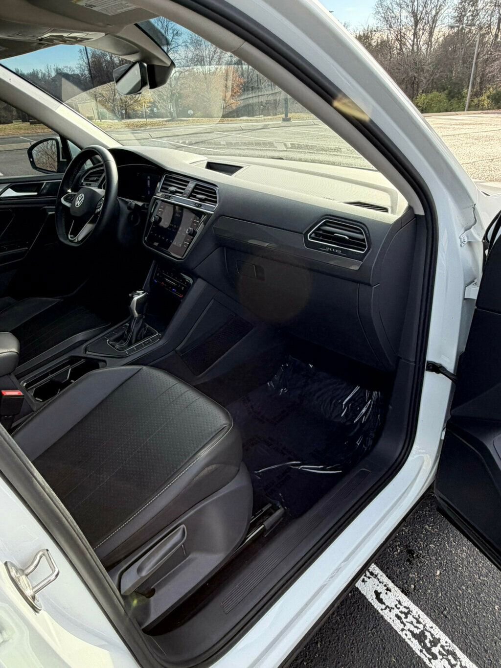 Used 2022 Volkswagen Tiguan SE w/ Panoramic Sunroof Package image 13