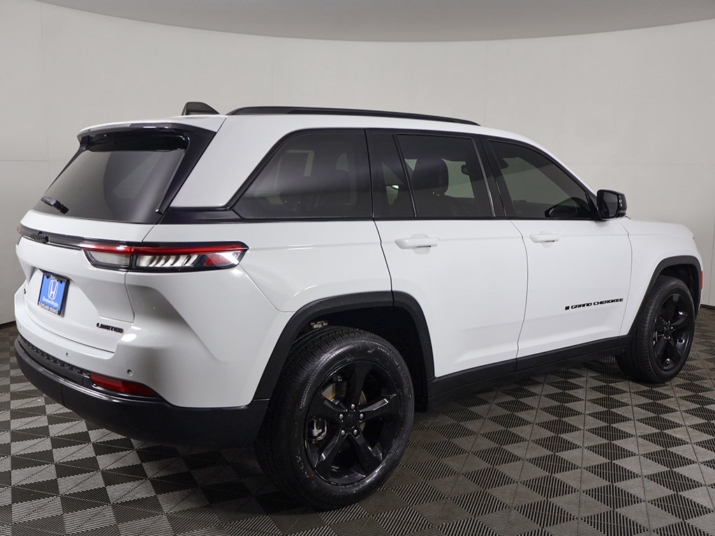 Used 2023 Jeep Grand Cherokee Limited w/ Black Appearance Package AWD/4WD image 12