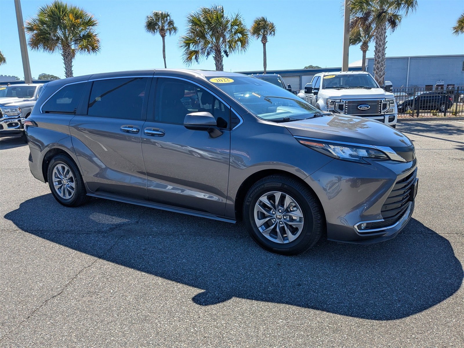 Used 2022 Toyota Sienna XLE image 2