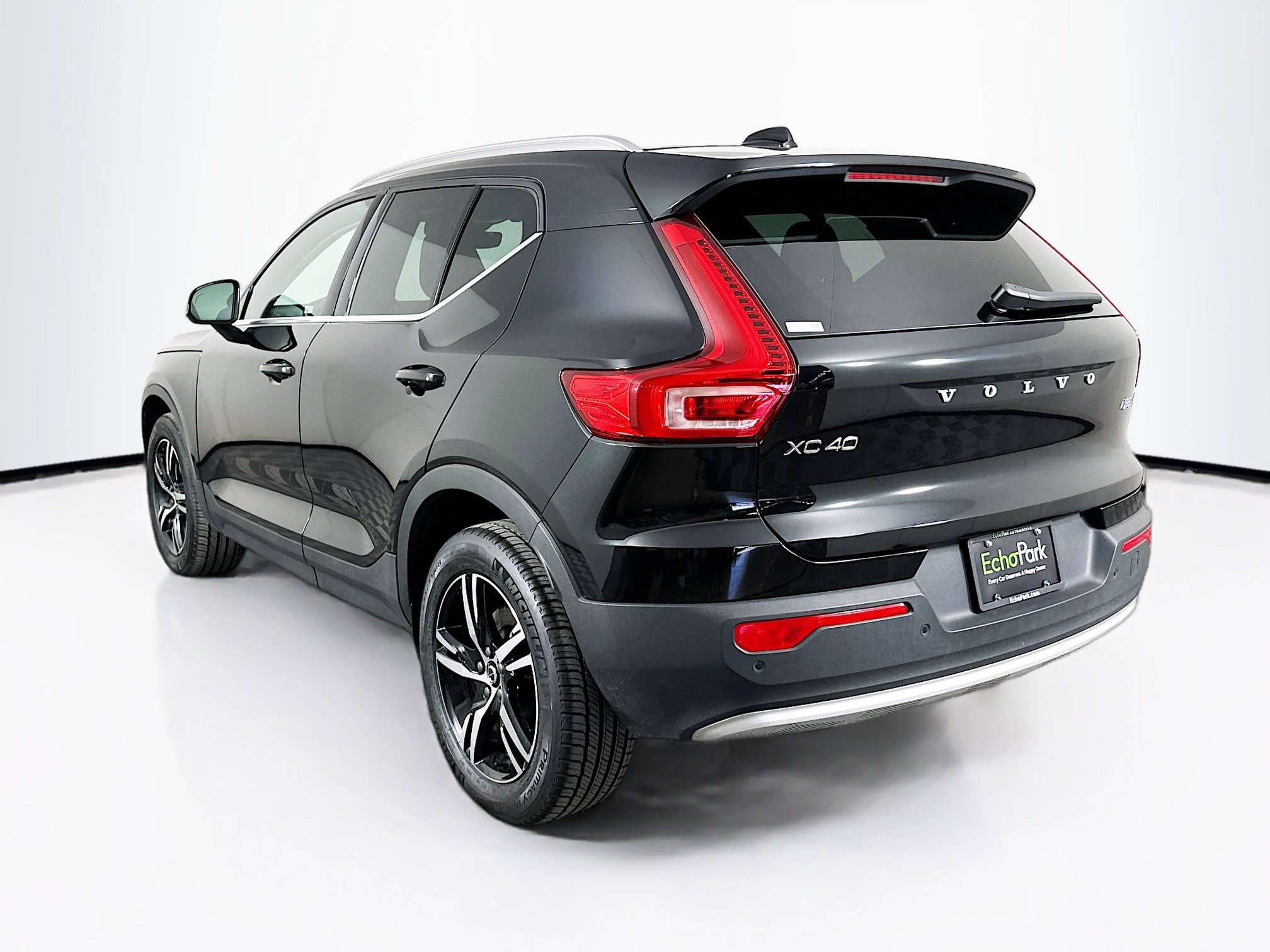 Used 2025 Volvo XC40 B5 Core image 5