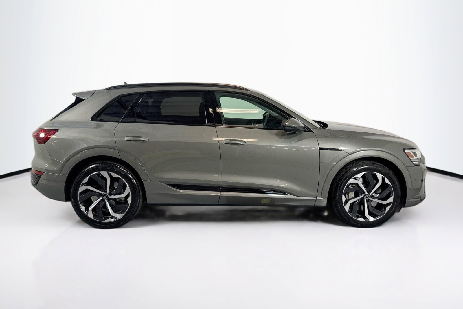 Used 2024 Audi Q8 e-tron Premium Plus w/ Premium Plus Package image 4