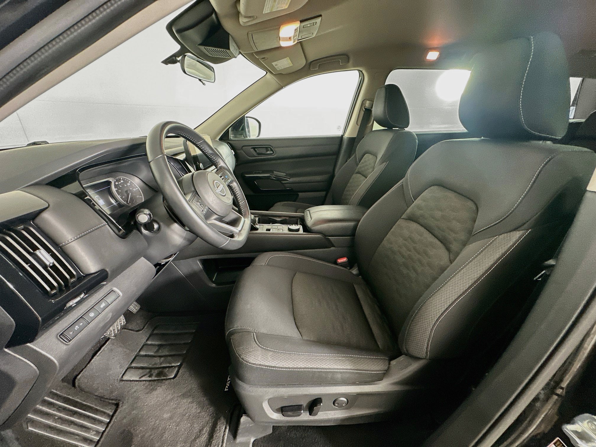 Used 2025 Nissan Pathfinder SV AWD/4WD image 13