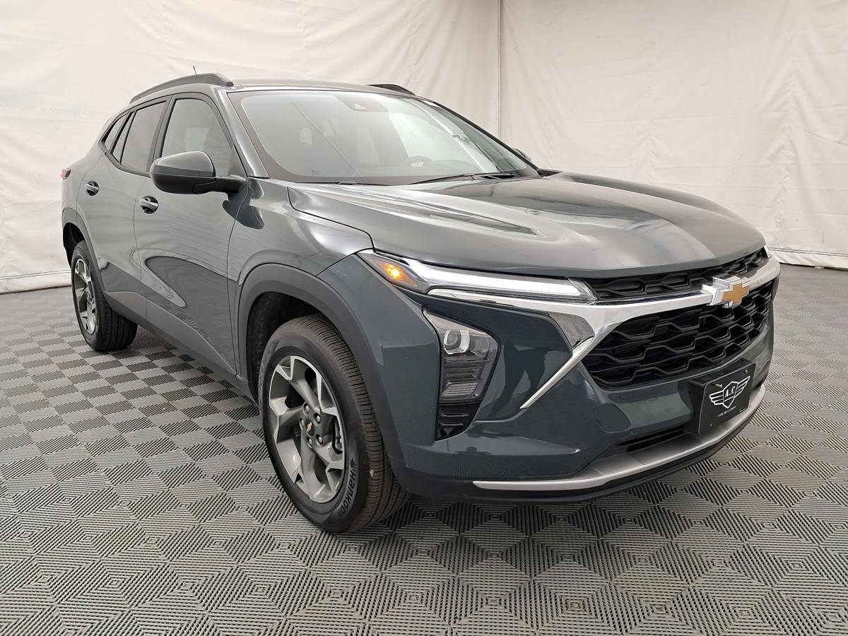Used 2025 Chevrolet Trax LT image 2