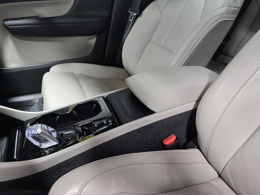 Used 2024 Volvo XC40 B5 Plus image 29