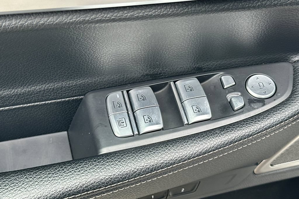 Used 2022 BMW 740i w/ M Sport Package RWD image 11