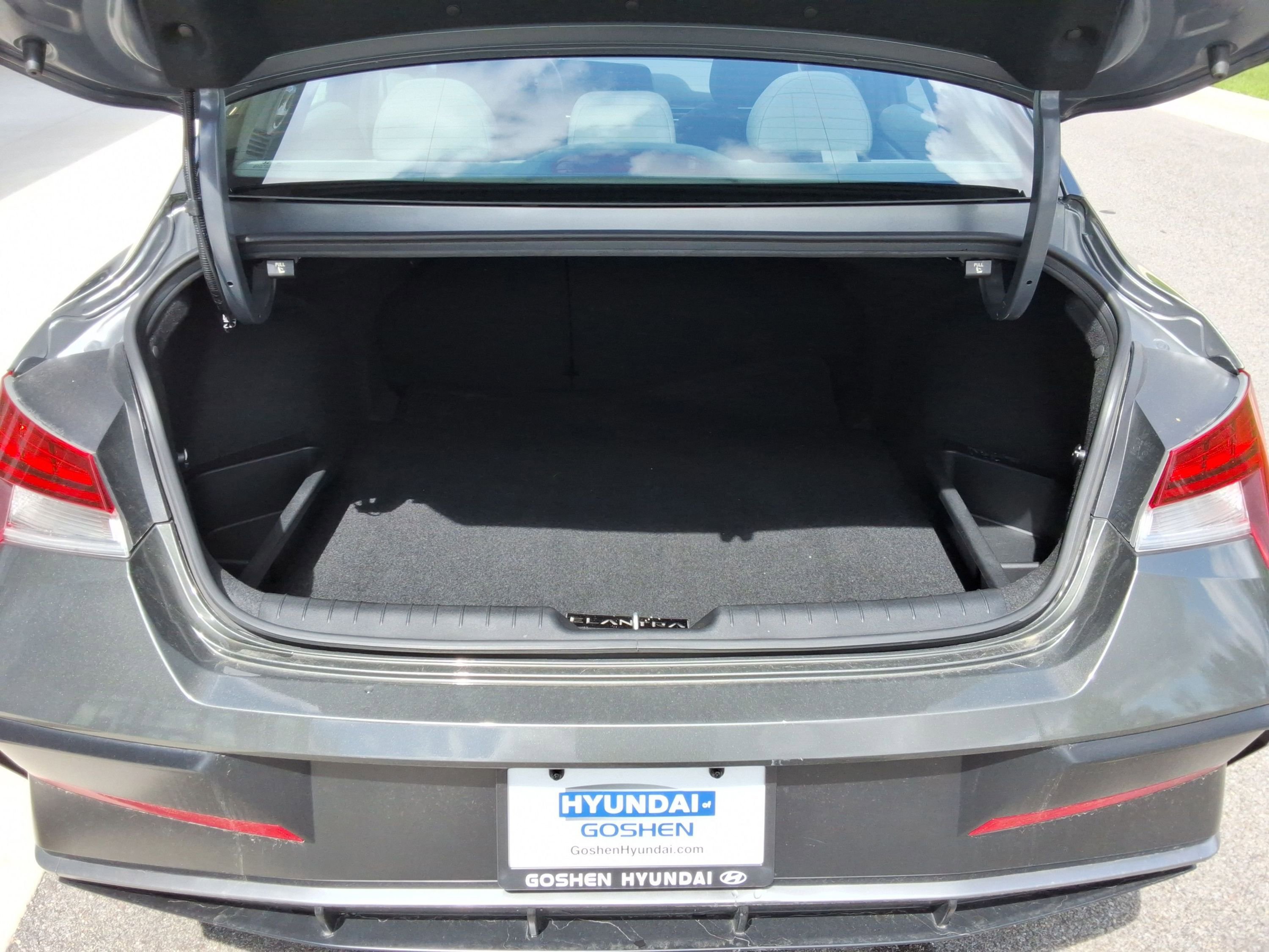 Used 2025 Hyundai Elantra SEL FWD image 33