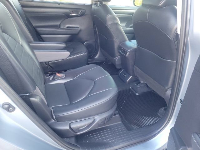 Used 2021 Toyota Highlander XLE FWD image 12