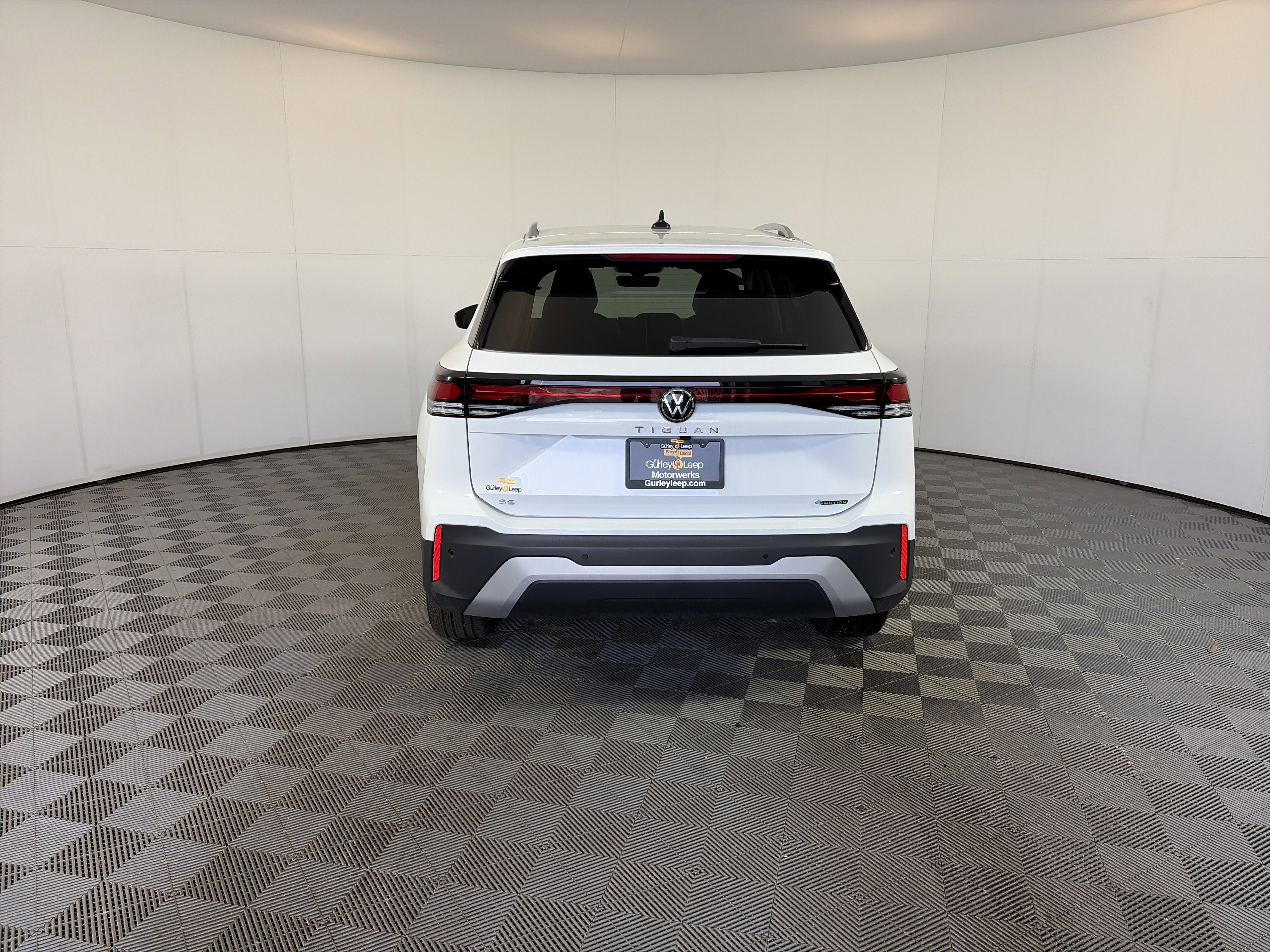 Used 2025 Volkswagen Tiguan SE image 9
