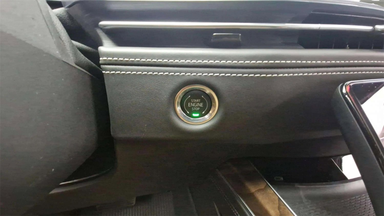 Used 2025 Cadillac Escalade Sport Platinum w/ LPO, ONYX Package image 21