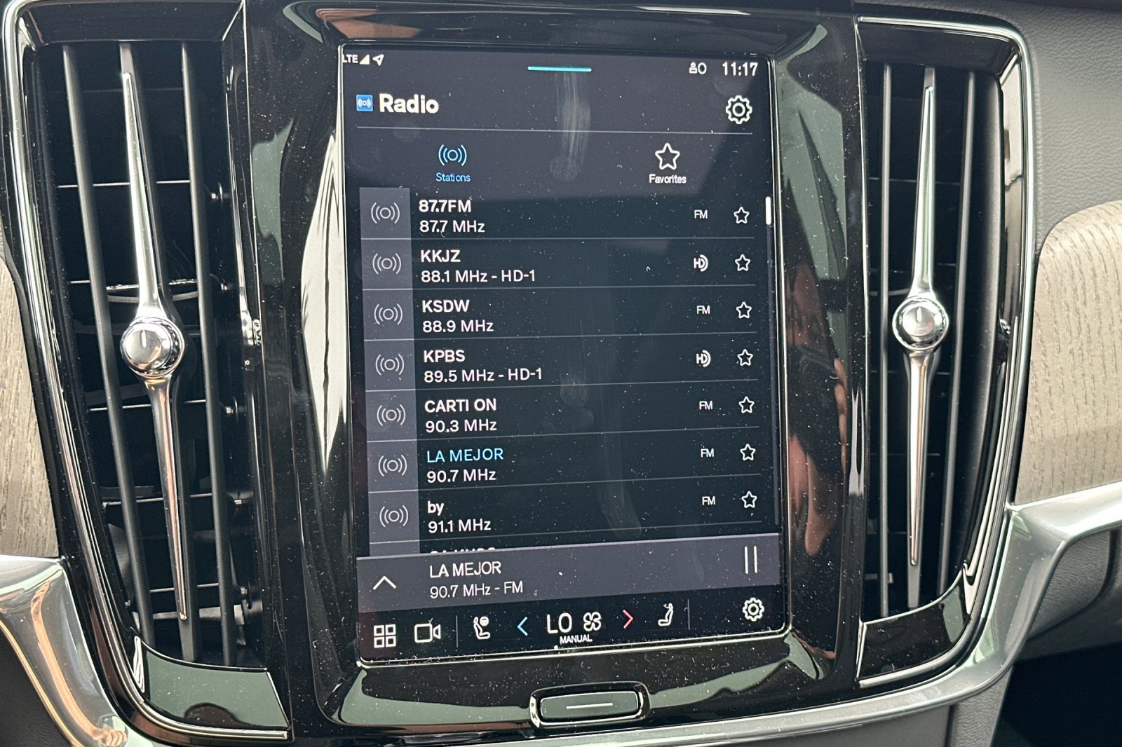 New 2025 Volvo V90 B6 Cross Country Ultra w/ Protection Package Premier image 16