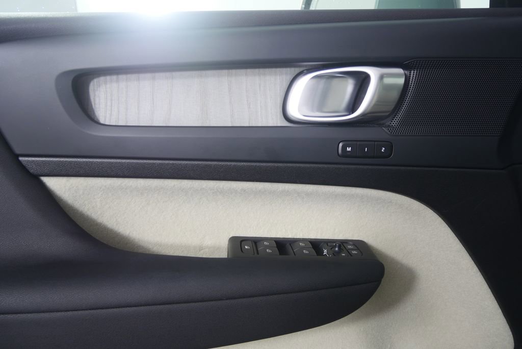 Used 2025 Volvo XC40 B5 Plus w/ Climate Package image 8