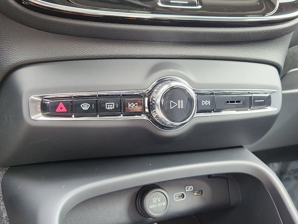 Used 2026 Volvo XC40 B5 Ultra w/ Protection Package Premier image 17