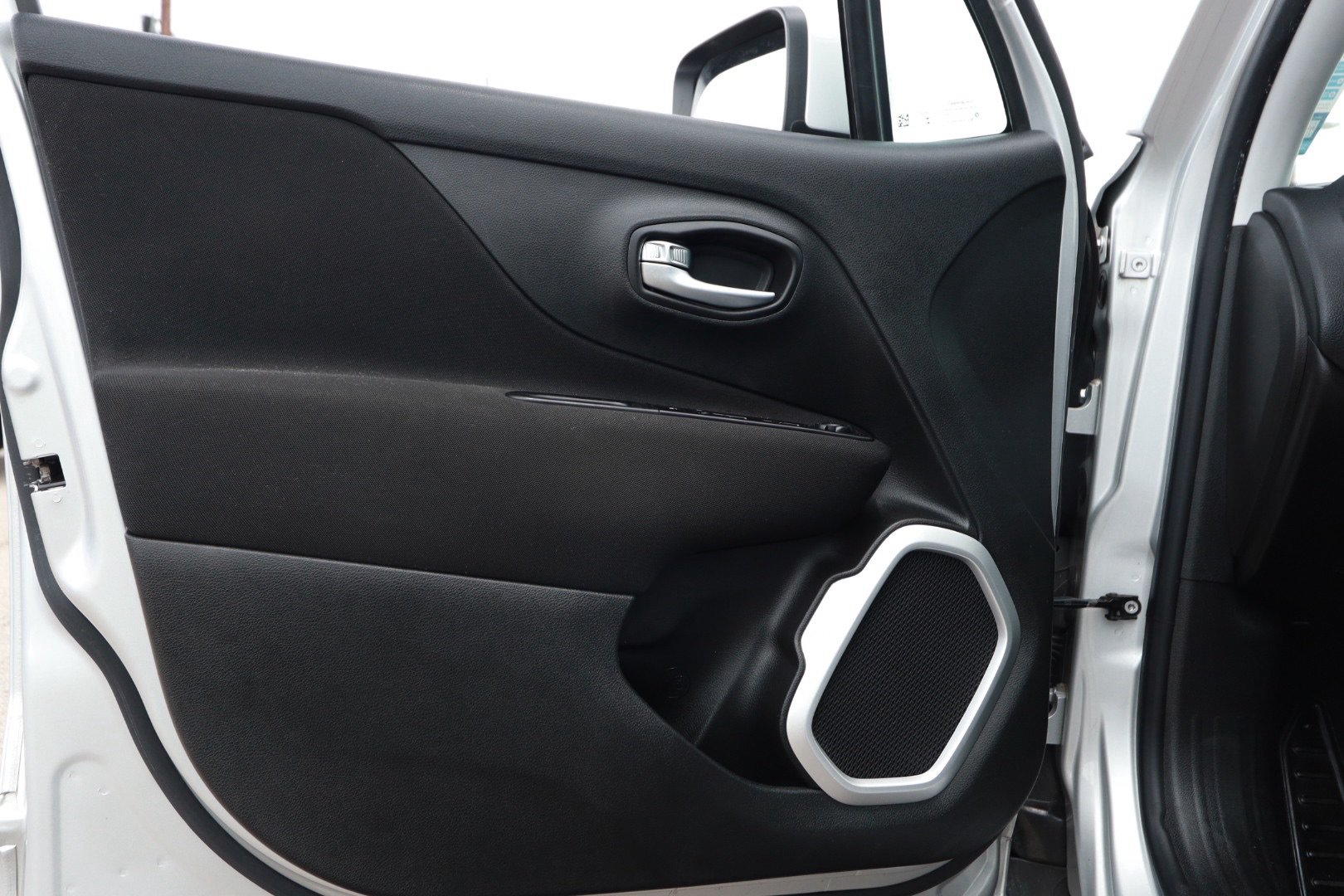 Used 2021 Jeep Renegade Latitude FWD image 21