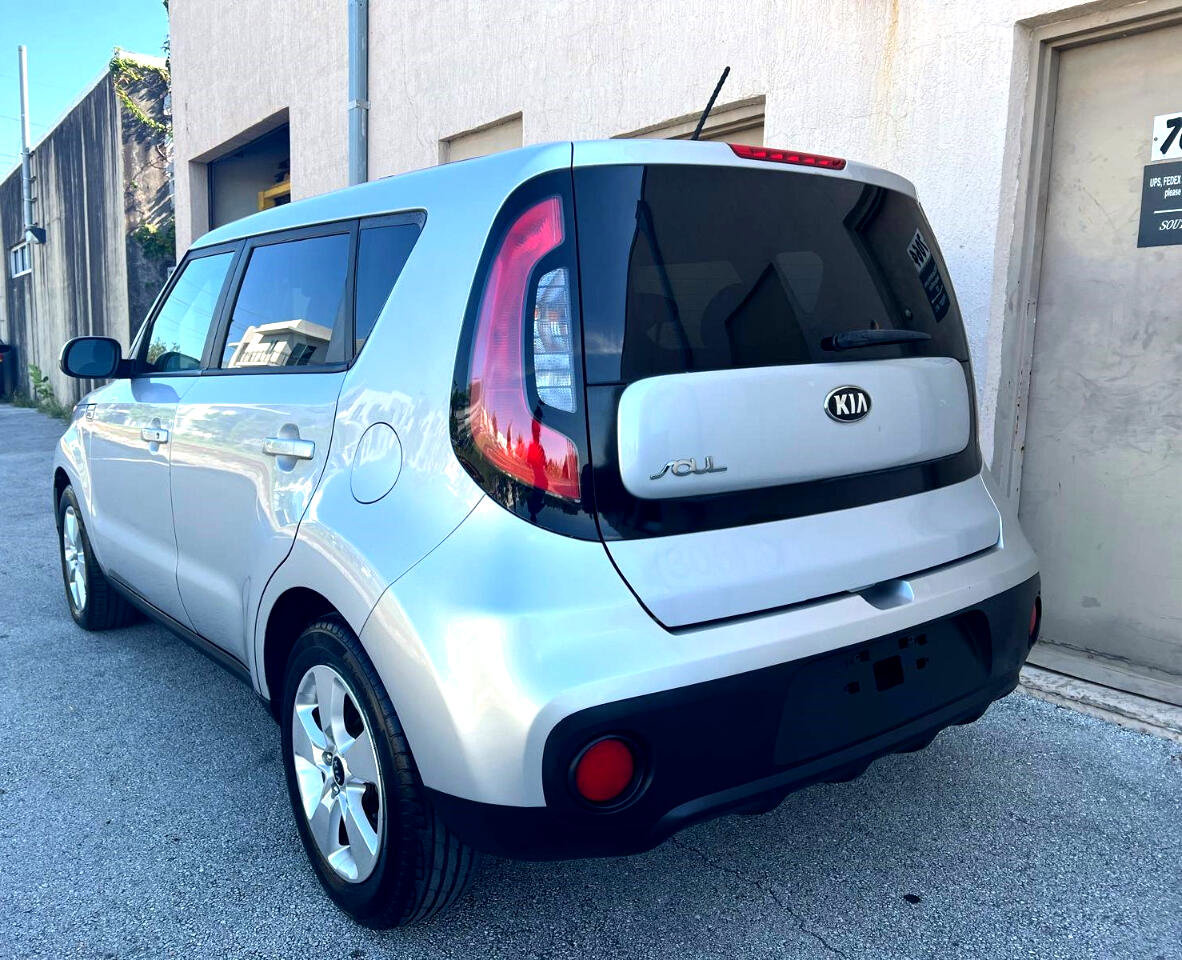 Used 2017 Kia Soul LX 4D Wagon at image 11