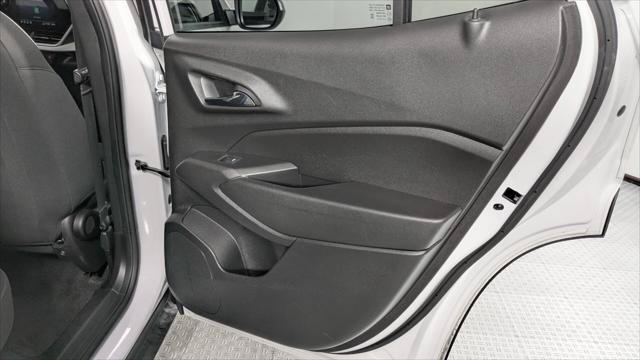 Used 2025 Chevrolet Trax RS w/ Sunroof Package FWD image 21