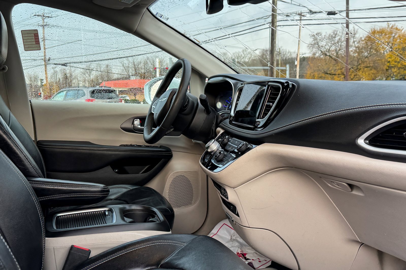 Used 2022 Chrysler Pacifica Touring-L image 10