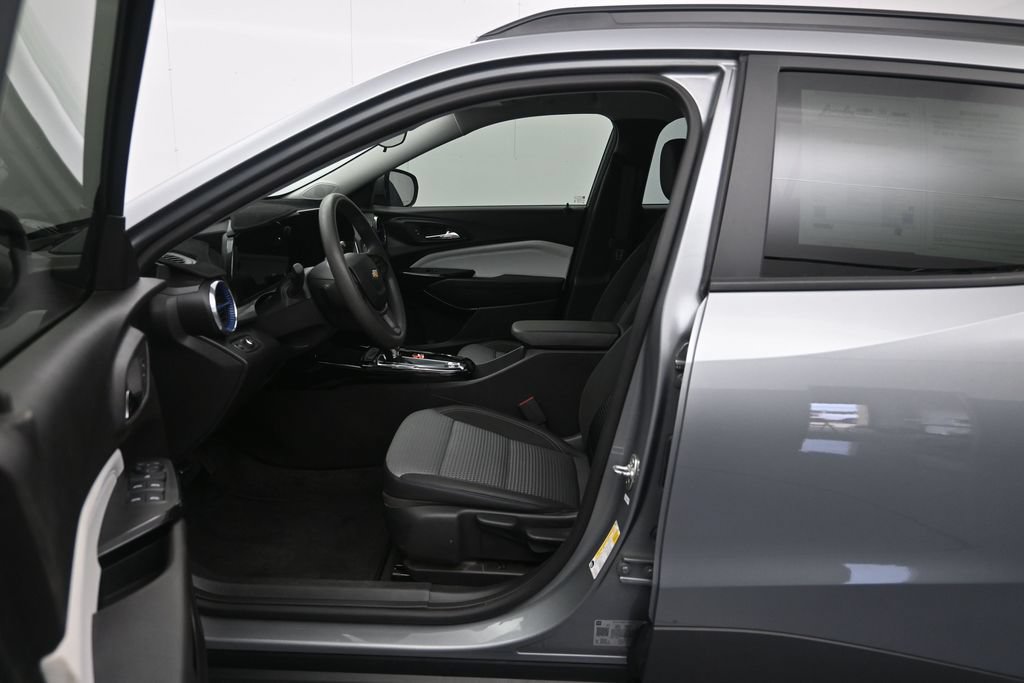 Certified 2025 Chevrolet Trax LT FWD image 20