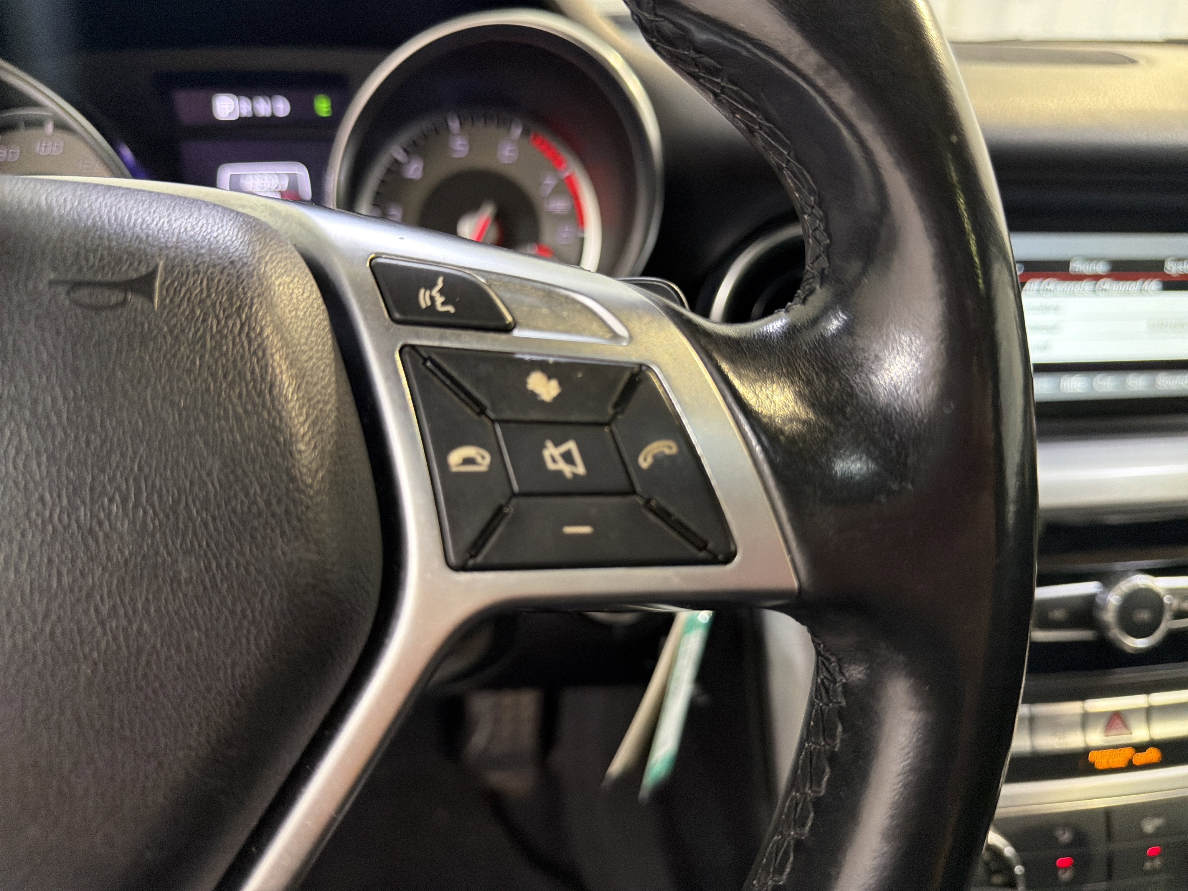 Used 2015 Mercedes-Benz SLK 250 image 8