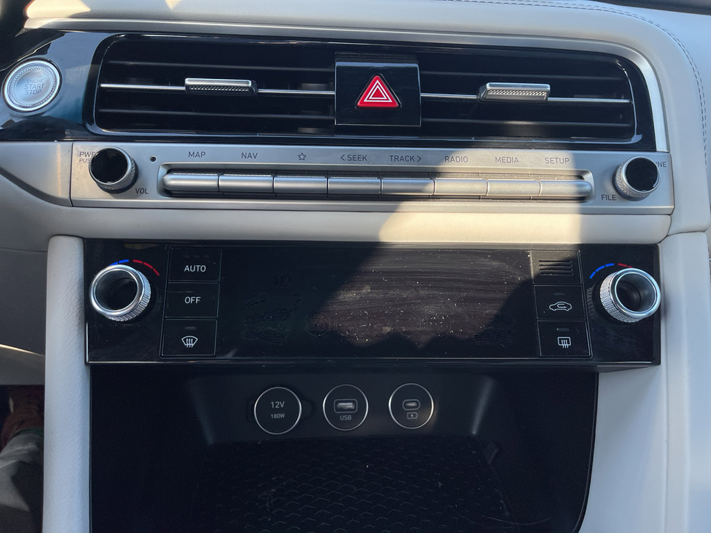 Used 2025 Genesis G70 2.5T image 10
