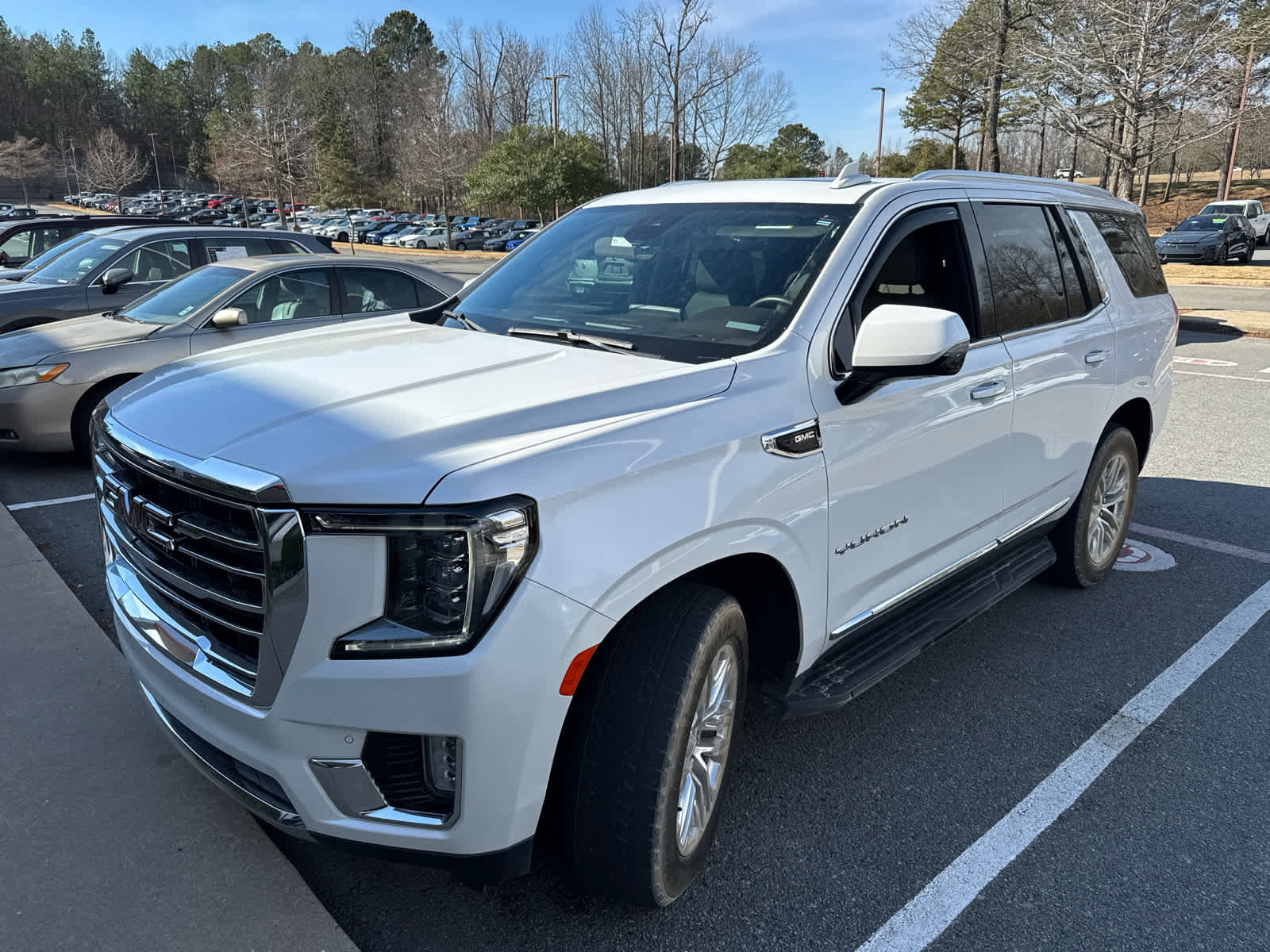 Used 2023 GMC Yukon SLT w/ SLT Premium Package image 4