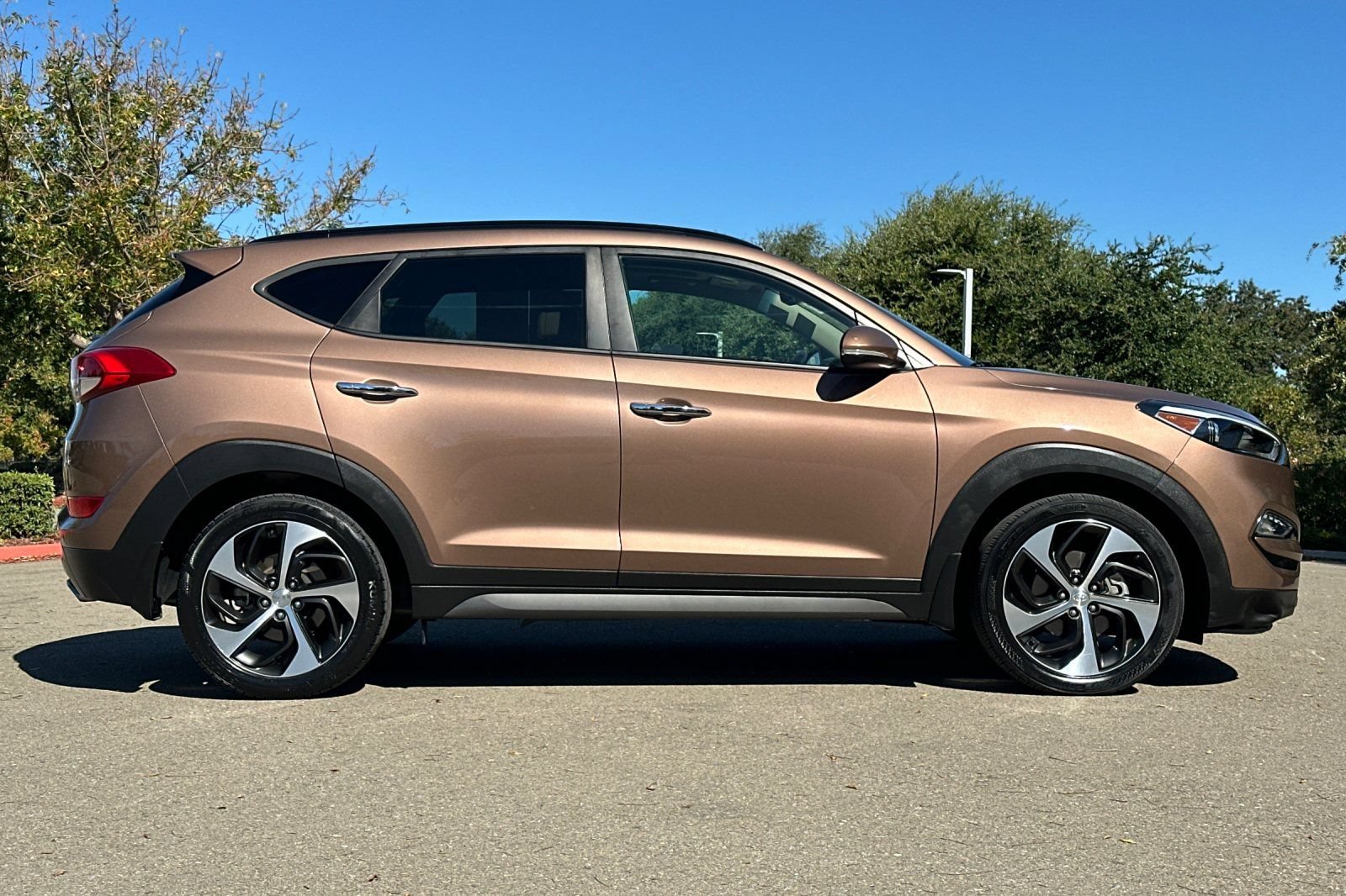 Used 2016 Hyundai Tucson Limited w/ Option Group 03 FWD image 3