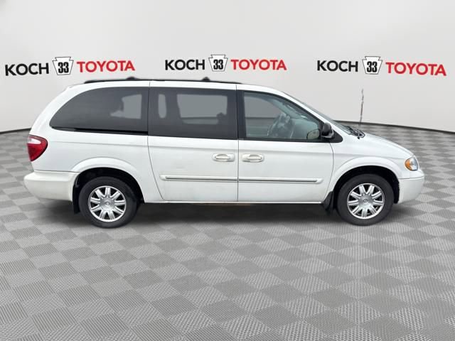 Used 2005 Chrysler Town & Country Touring image 9